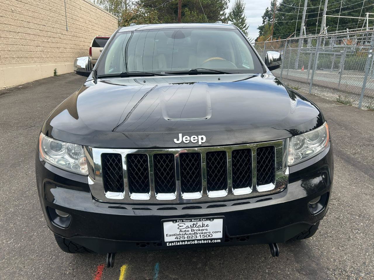Used 2011 Jeep Grand Cherokee Overland AWD/4WD image 2