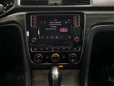 Used 2018 Volkswagen Passat 2.0T SE FWD image 19