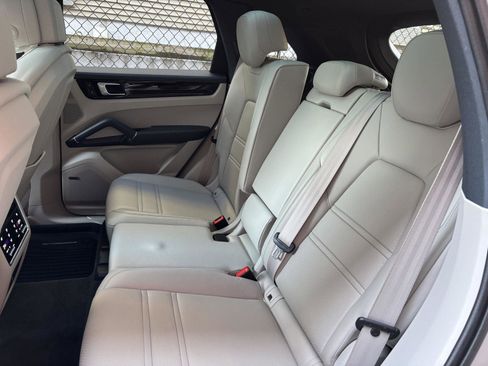 Used 2022 Porsche Cayenne AWD/4WD image 24