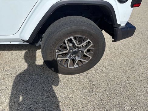 Used 2025 Jeep Wrangler Unlimited Sahara AWD/4WD image 28