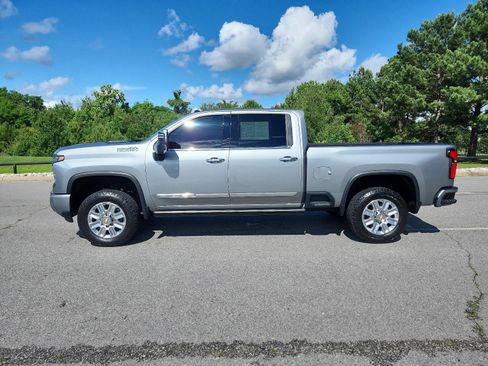 Used 2024 Chevrolet Silverado 2500 High Country w/ High Country Premium Package AWD/4WD image 2