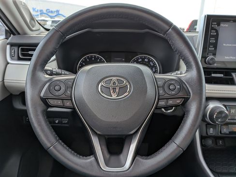 Used 2021 Toyota RAV4 XLE Premium image 17