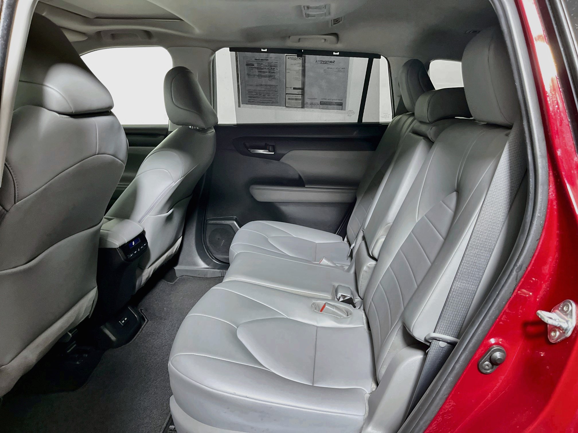 Used 2022 Toyota Highlander XLE FWD image 28