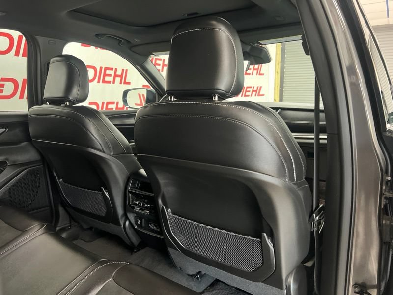Used 2025 Jeep Grand Cherokee Altitude AWD/4WD image 12