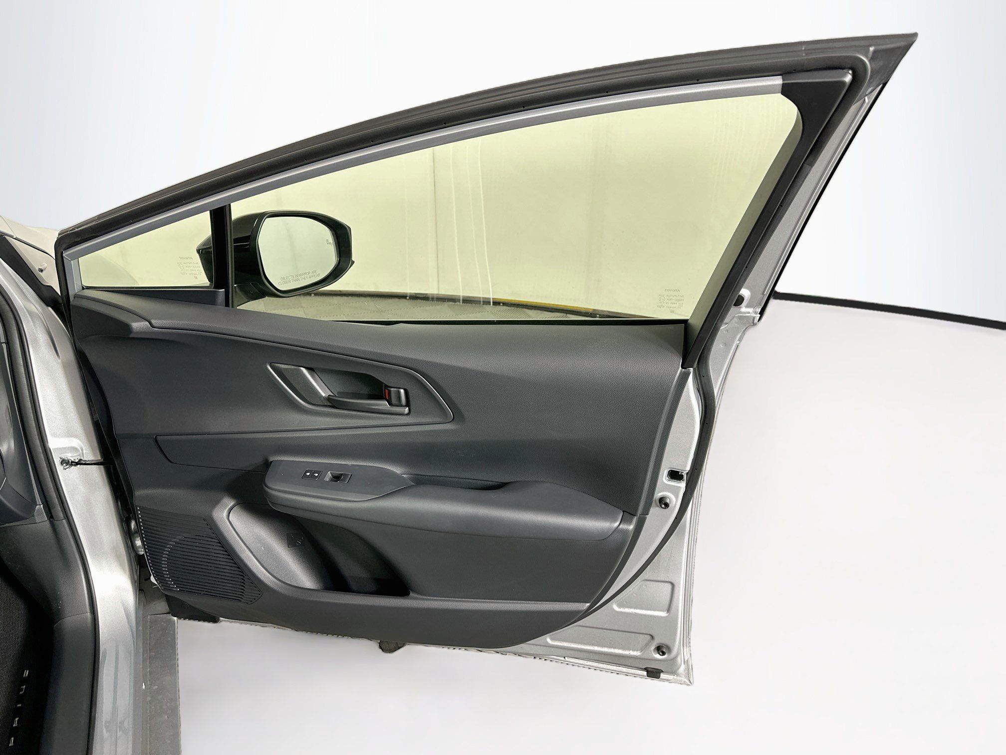 Used 2025 Toyota Prius Plug-In Hybrid FWD image 31