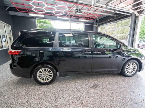 Used 2017 Toyota Sienna XLE Premium FWD image 4