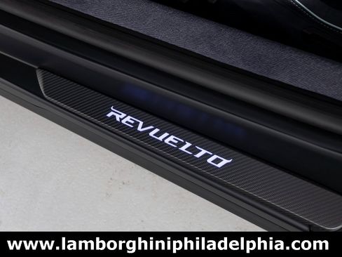 Used 2025 Lamborghini Revuelto image 13