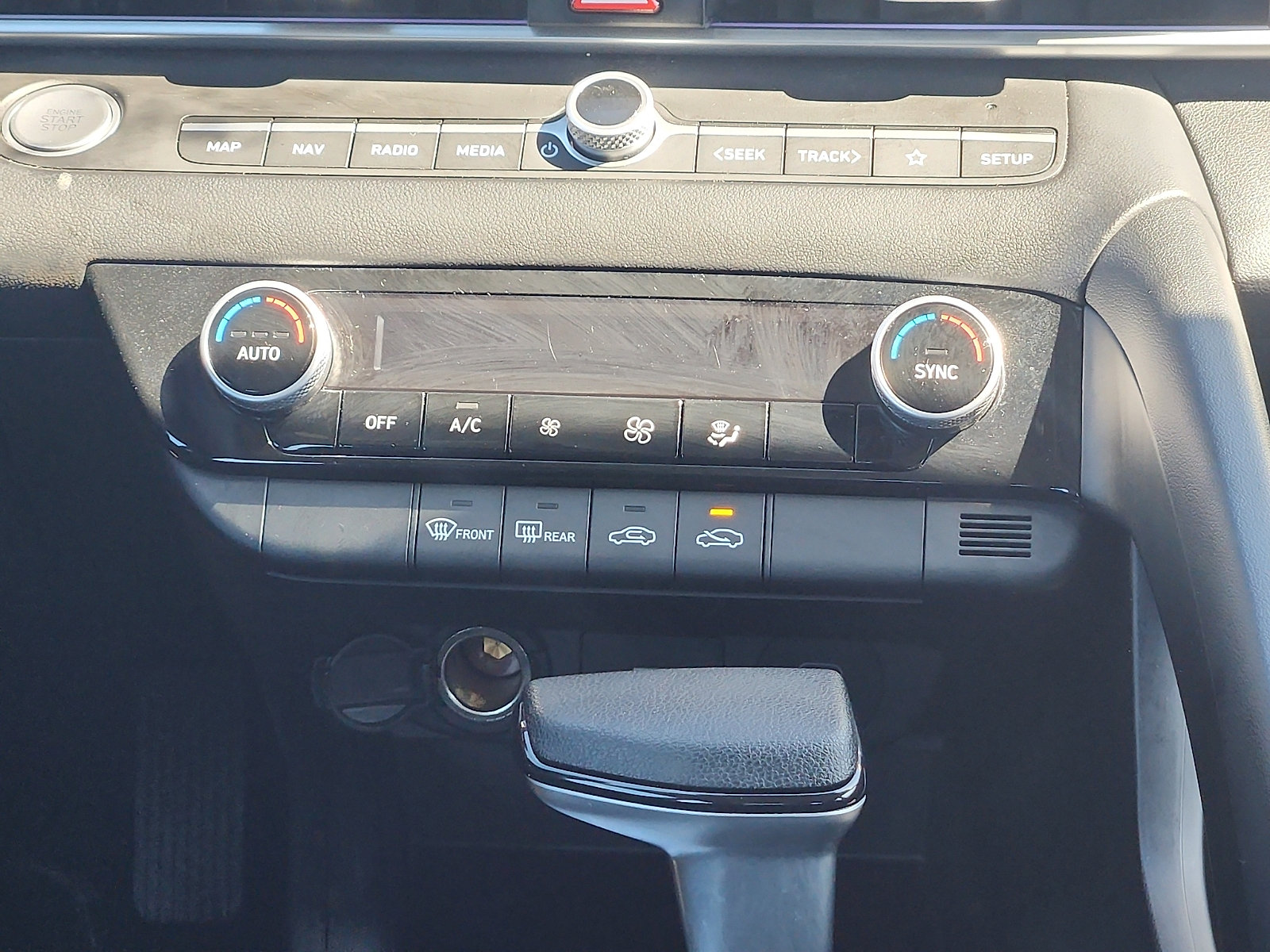 Certified 2024 Hyundai Elantra SEL FWD image 17
