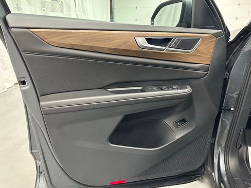 Used 2025 Volkswagen Atlas SE image 8