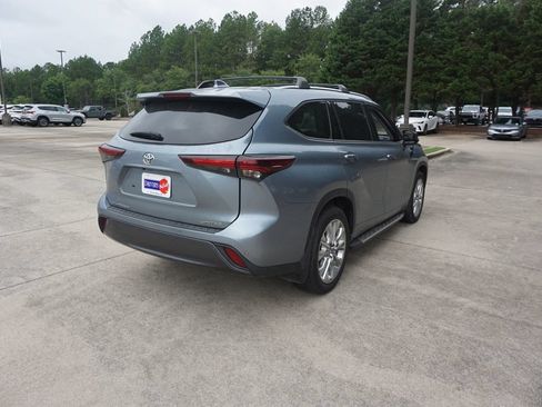 Used 2024 Toyota Highlander Limited FWD image 25