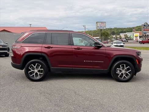 Used 2025 Jeep Grand Cherokee Limited AWD/4WD image 8