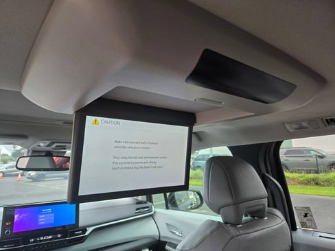 Certified 2026 Toyota Sienna XLE FWD image 13