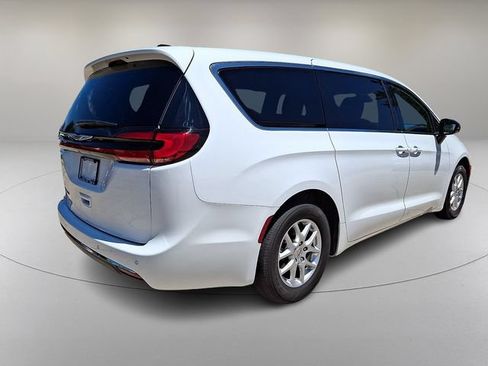 Used 2025 Chrysler Pacifica Select FWD image 11
