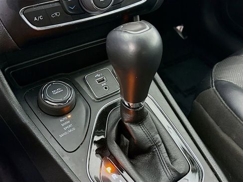 Used 2023 Jeep Cherokee Altitude Lux image 11