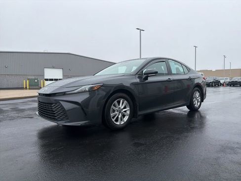 Used 2025 Toyota Camry LE image 3