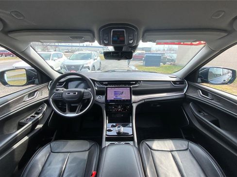 Used 2023 Jeep Grand Cherokee Limited w/ Luxury Tech Group II AWD/4WD image 32