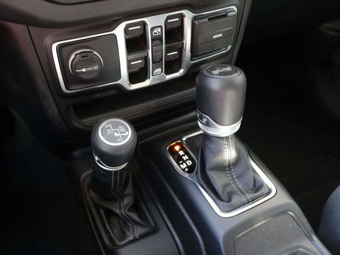 Used 2025 Jeep Wrangler Unlimited Sahara AWD/4WD image 16