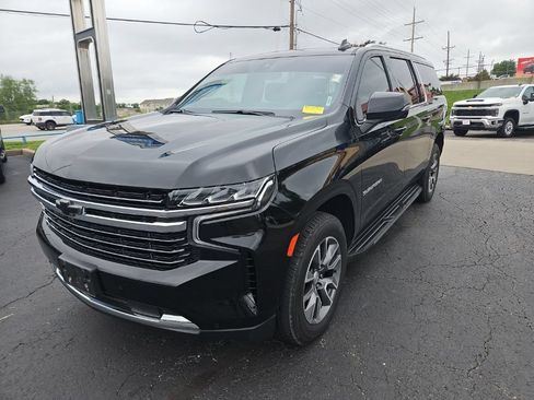 Used 2022 Chevrolet Suburban LT w/ LT Signature Package AWD/4WD image 3