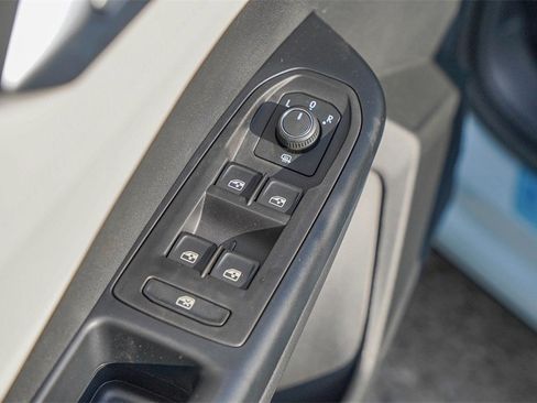 New 2026 Volkswagen Taos SE image 16