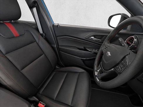 Used 2025 Chevrolet Trax RS w/ Driver Confidence Package FWD image 19