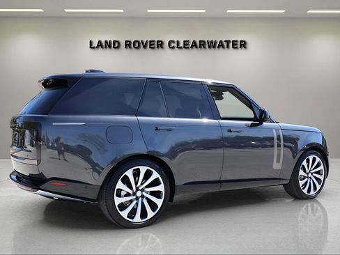Used 2025 Land Rover Range Rover SE image 4