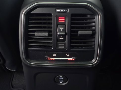 Used 2025 Porsche Macan image 18