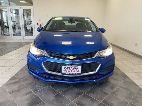 Used 2017 Chevrolet Cruze LT image 3
