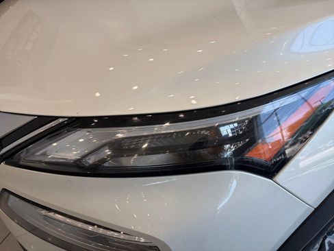 Used 2023 Nissan Rogue SV FWD image 9