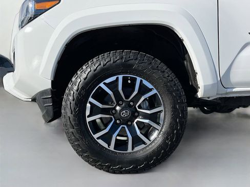 Used 2023 Toyota Tacoma TRD Sport w/ TRD Premium Sport Package AWD/4WD image 32