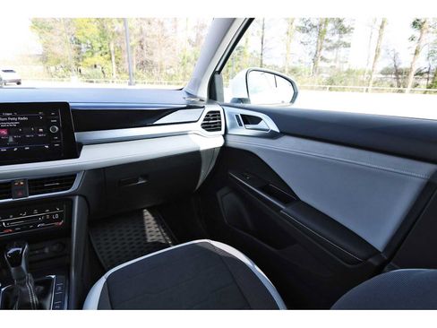 Used 2025 Volkswagen Taos SE image 8
