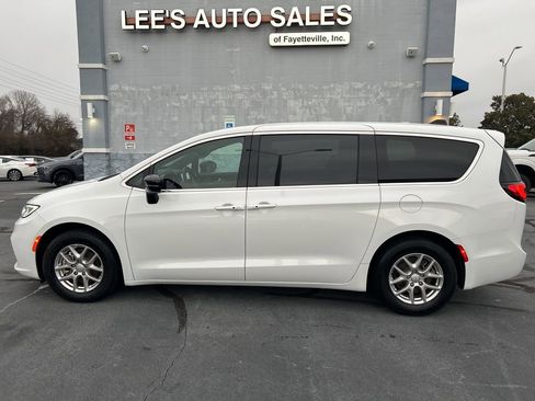 Used 2025 Chrysler Pacifica Select image 4