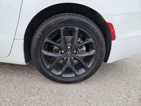 Used 2025 Chrysler Pacifica Limited image 40