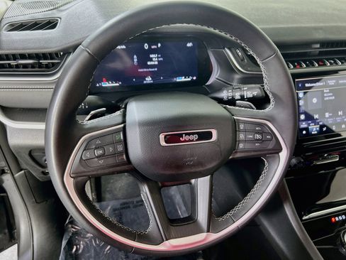 Used 2023 Jeep Grand Cherokee Laredo AWD/4WD image 11