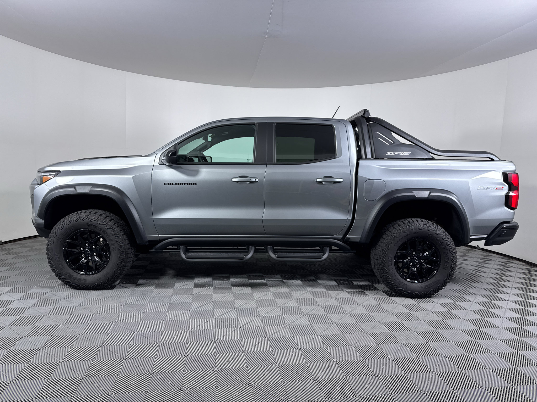 Used 2025 Chevrolet Colorado ZR2 w/ Midnight Edition AWD/4WD image 13