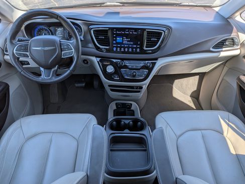 Used 2017 Chrysler Pacifica Touring-L FWD image 13
