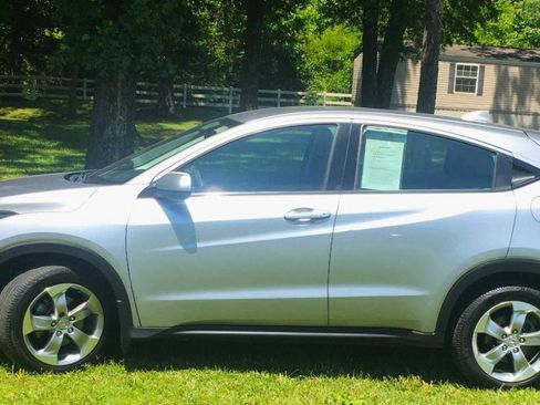 Used 2017 Honda HR-V LX image 2