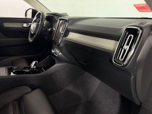 Used 2025 Volvo XC40 B5 Plus image 31