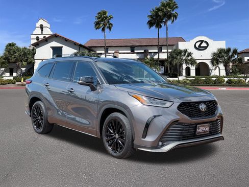 Used 2023 Toyota Highlander XSE FWD image 1