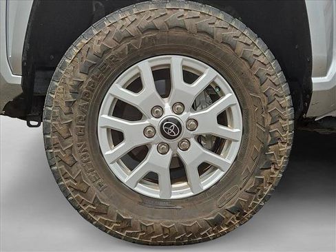 Used 2024 Toyota Tacoma SR5 AWD/4WD image 17