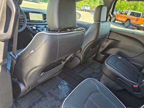 New 2027 Chrysler Pacifica Limited w/ S Appearance Package AWD/4WD image 24