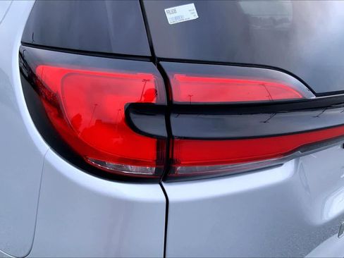 Used 2023 Chrysler Pacifica Touring-L FWD image 26