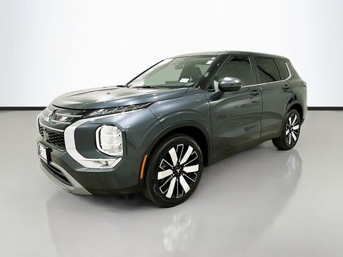 Used 2025 Mitsubishi Outlander SE image 3