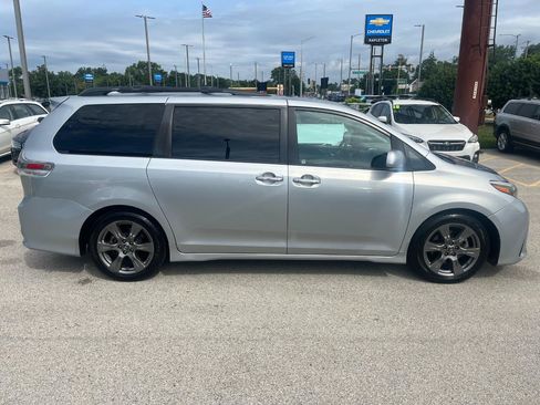 Used 2019 Toyota Sienna SE w/ SE Preferred Package FWD image 6