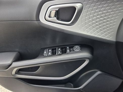 Used 2025 Kia Soul LX w/ LX Technology Package FWD image 28