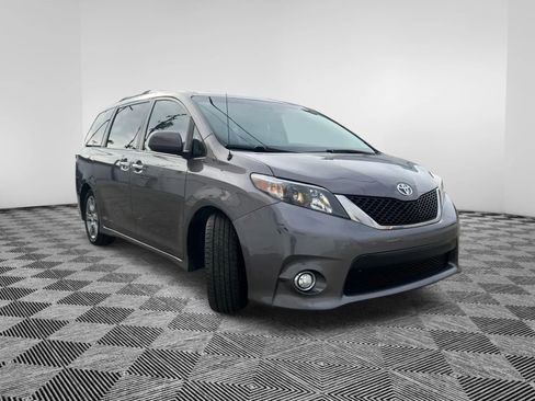 Used 2014 Toyota Sienna SE image 4