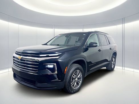 Used 2025 Chevrolet Traverse LT FWD image 7