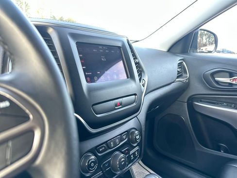 Used 2019 Jeep Cherokee Latitude Plus image 16