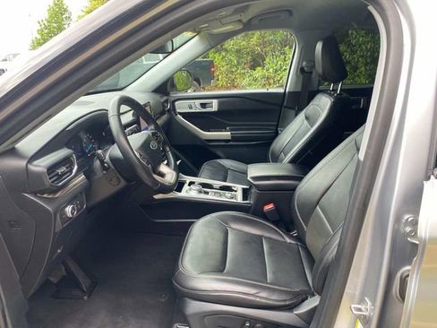 Used 2021 Ford Explorer Limited w/ Equipment Group 301A AWD/4WD image 11