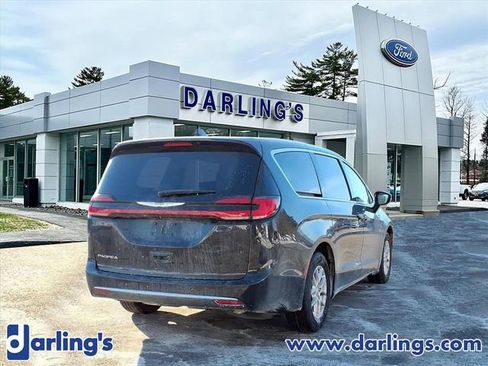Used 2024 Chrysler Pacifica Touring-L image 3