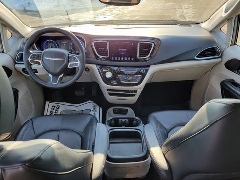 Used 2017 Chrysler Pacifica Touring-L image 10